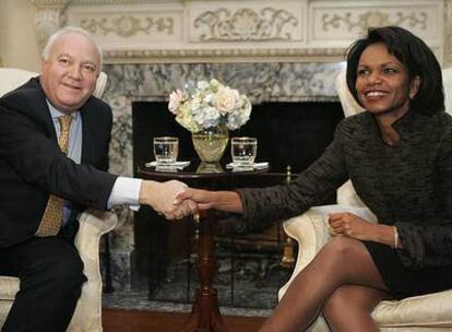 Miguel Ángel Moratinos y Condoleezza Rice, en Washington.