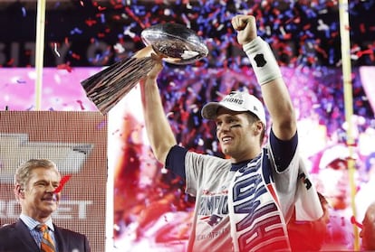 Brady, quarterback de los Patriots, levanta el trofeo Vince Lombardi.