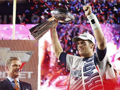 Brady, quarterback de los Patriots, levanta el trofeo Vince Lombardi. 