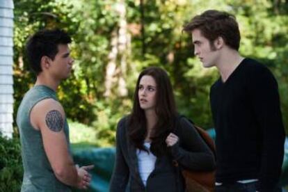 Stewart y Pattinson junto a su compañero Taylor Lautner en una escena de 'Eclipse', la tercera entrega de la saga.