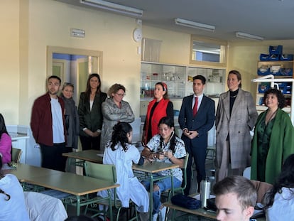 El consejero de Educación, Ciencia y Universidades, Emilio Viciana, (con traje azul) durante su visita al instituto público San Juan de la Cruz, en Pozuelo de Alarcón, el 28 de octubre.