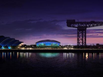 Recreación del nuevo auditorio (en el centro), junto a una grúa portuaria y el Clyde Auditorium.