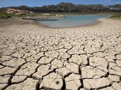 Vista del estado actual del pantano y embalse de La Viñuela (Málaga).