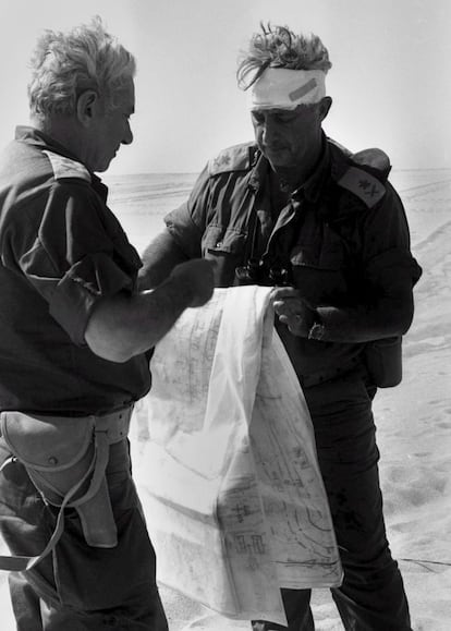 Fotografia cedida pelo escritório de imprensa do Governo israelense do então general de brigada Ariel Sharon (d) com a cabeça vendada após ficar ferido, estudando os mapas com o chefe do Estado Maior Haim Bar-Lev durante a guerra de Yom Kippur em 1973, no Deserto do Sinai no Egito.