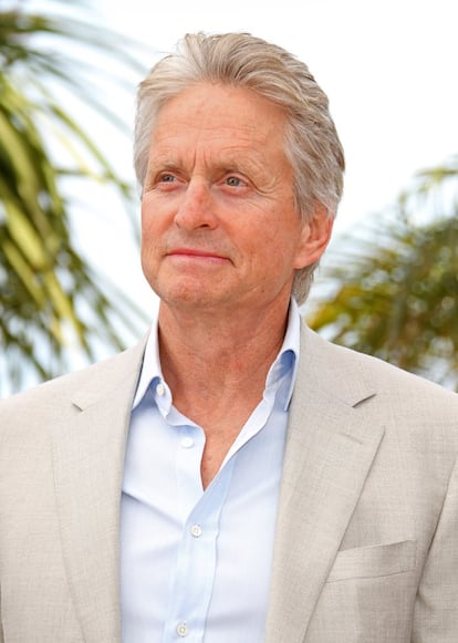 <b>Diagnóstico.</b> "Sí, soy adicto al sexo". Michael Douglas (Nueva Jersey, 1944) fue de los primeros que se declaró adicto al sexo. No supuso ningún trauma, ya que la especialidad de Douglas eran precisamente los 'thrillers' de alto voltaje erótico, como 'Atracción fatal' o 'Instinto básico', donde sus personajes estaban dominados por oscuros objetos de deseo. Ya en el año 2000 su esposa, Diandra Luker, se separó de él debido a sus constantes infidelidades. Y entonces Douglas se desató. Se dice que su apetito sexual era tan intenso que necesitaba desfogarse en los rodajes, en los descansos entre escenas.
<b>Tratamiento.</b> Douglas ha ingresado en numerosas ocasiones en clínicas especializadas para luchar contra su trastorno erótico. Hasta que en el año 2013 noqueó al mundo revelando que tenía cáncer de garganta y que era culpa de su “afición a practicar 'cunnilingus”. El detonante de su enfermedad pudo ser, según hipótesis médicas, el VPH, virus de papiloma humano, que en muchas ocasiones está asociado a la práctica del sexo oral. Afortunadamente, en la actualidad el actor está curado, tanto de su cáncer como de su satiriasis.