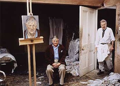 Lucian Freud, a la derecha, aparece en su estudio con el también pintor David Hockney, a quien le está realizando un retrato. La fotografía es de David Dawson.