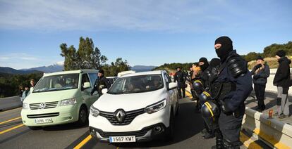 Policía francesa trata de reabrir al tráfico la AP-7 en La Jonquera (Girona), donde se encuentra el paso fronterizo entre España y Francia.