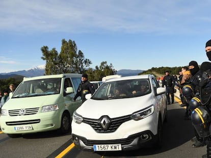 Policía francesa trata de reabrir al tráfico la AP-7 en La Jonquera (Girona), donde se encuentra el paso fronterizo entre España y Francia.