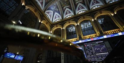 Un panel muestra la evolución del Ibex 35 en el palacio de la Bolsa, en Madrid.