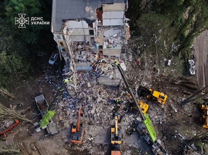 Vista aérea de los restos de un edificio residencial alcanzado por el ataque ruso sobre Kiev este jueves.