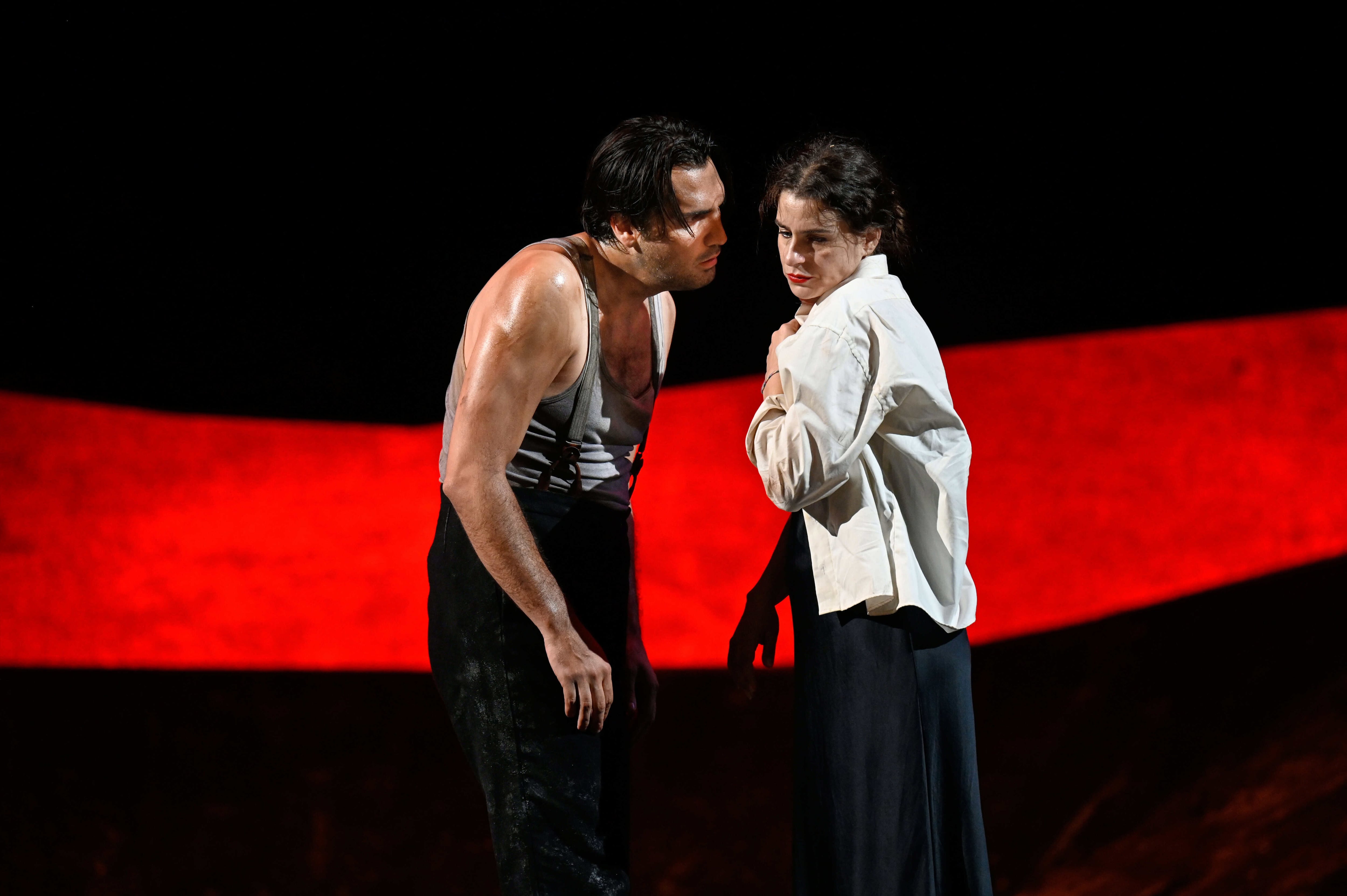 Jonathan Tetelman (Don José) y Asmik Grigorian (Carmen) en el trágico desenlace del cuarto acto de la ópera.