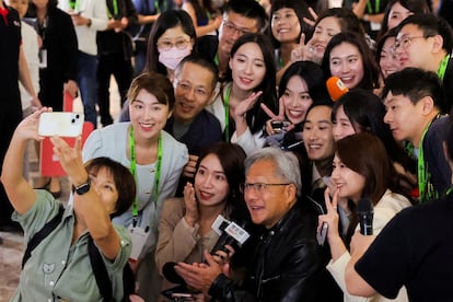 El consejero delegado de Nvidia, Jensen Huang, posa para un selfie en Taipei, Taiwán, el pasado 4 de junio.