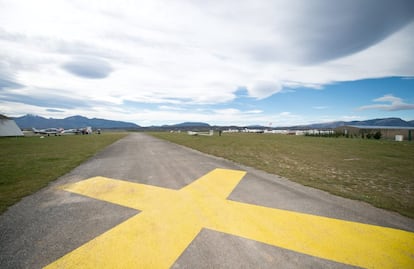 NBG026. Sisteron (France), 28/03/2015.- A view of a yellow cross on the runway of the airfield in Sisteron, France, 28 March 2015, in the background, the glider airfield which is currently being used as a landing site for helicopters. Germanwings Flight 4U 9525, carrying 144 passengers and six crew members from Barcelona, Spain to Dusseldorf, Germany, crashed 24 March in the French Alps, where searchers combed a 4-hectare section of mountain face since 25 March. French media report on 28 March, the co-pilot, Andreas Lubitz, that deliberately crashed the aircraft, as French officials said on 26 March, used to train at Sisteron airfield while being on holidays with his parents, about 70km from crash site. (Francia, Alemania, España) EFE/EPA/DANIEL KARMANN (Francia, Alemania, España) EFE/EPA/DANIEL NAUPOLD