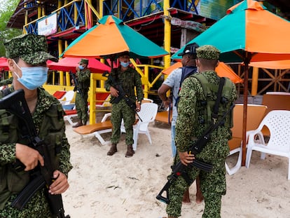 Elementos del Ejército de Colombia realizan un operativo en las playas de Barú, Colombia.