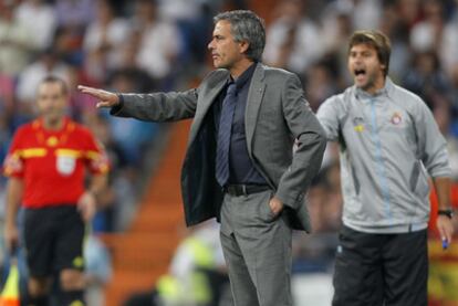 José Mourinho en la banda durante el partido ante el Espanyol.