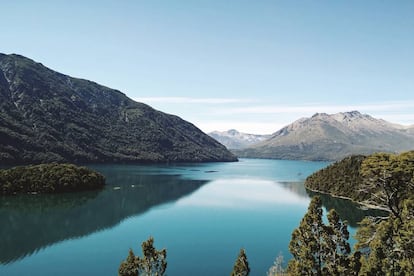 <p>Entre los lugares seleccionados para los amantes del ciclismo todoterreno está la región de Bariloche, en Argentina. Allí hay rutas para todos los gustos: desde "emocionantes descensos" como El Cóndor, en las laderas del cerro Catedral (de 2.405 metros), <strong>hasta largos caminos como el de los Siete Lagos, cuyos 190 kilómetros van desde San Martín de los Antes hasta San Carlos de Bariloche</strong>. "Ideal para poner a prueba la resistencia o disfrutar de una excursión", apunta el autor.</p>