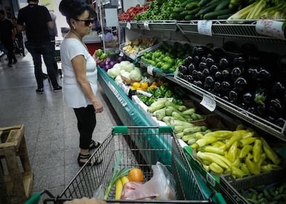 Una mujer hace compras en un mercado de Argentina