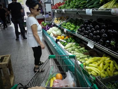 Una mujer hace compras en un mercado de Argentina