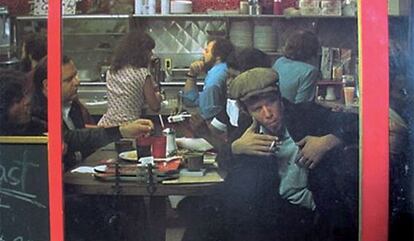 Portada de un disco de Tom Waits en un 'diner' norteamericano.
