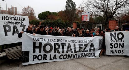 Vecinos de Hortaleza se concentran este domingo en defensa de los niños migrantes acogidos en un centro de este distrito madrileño.