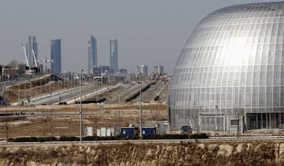 Terrenos de la Ciudad de la Justicia en Valdebebas. Al fondo, las Cuatro Torres.