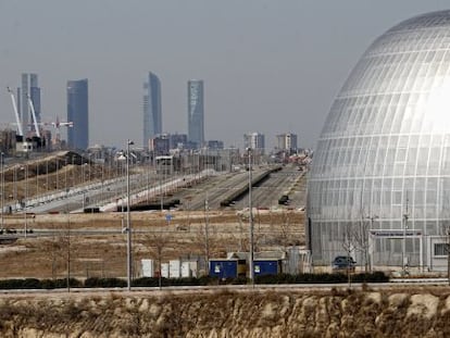 Terrenos de la Ciudad de la Justicia en Valdebebas. Al fondo, las Cuatro Torres.