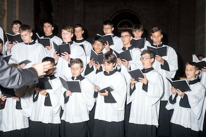 Los niños de la escolanía del Escorial cantan durante una boda en la basílica del Monasterio.