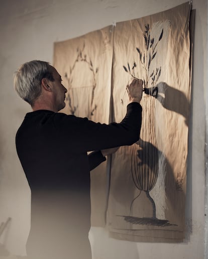 Baron dibujo un boceto a mano alzada de uno de los grandes jarrones escultóricos que ha diseñado para Dior Maison.