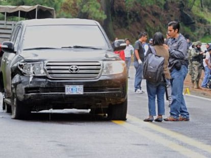 El veh&iacute;culo diplom&aacute;tico atacado en Morelos. 