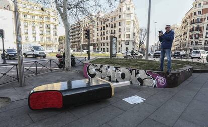 'Drácula', instalación de Juan Miguel Quiñones que forma parte de la feria Urvanity, la pieza está situada en la plaza de Alonso Martínez.