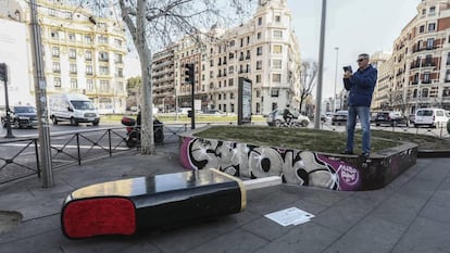 'Drácula', instalación de Juan Miguel Quiñones que forma parte de la feria Urvanity, la pieza está situada en la plaza de Alonso Martínez.