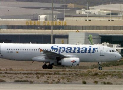 Avión que ha llevado hoy los cuerpos de dos de las víctimas del accidente de Barajas aterriza en el aeropuerto de Las Palmas.