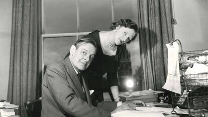 El poeta T. S. Eliot y su segunda esposa Valerie, en su casa en 1958. 