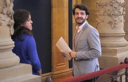 Ramón Gómez, portavoz del PP en el Ayuntamiento de San Sebastián, junto a su asesora de prensa antes de comparecer ante los medios.