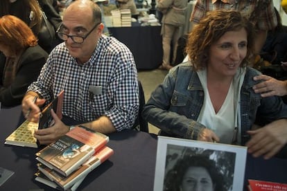 Xavier Bosch y S&iacute;lvia Soler, los dos autores m&aacute;s vendidos en catal&aacute;n durante la &lt;CF1055&gt;diada&lt;/CF&gt;, firmando juntos a &uacute;ltima hora de la tarde.