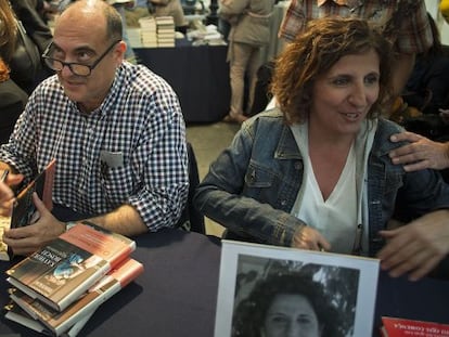 Xavier Bosch i Sílvia Soler, els dos autors més venuts en català durant la diada, firmant junts a última hora de la tarda.