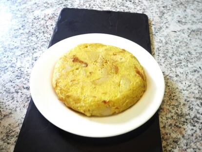 Además de tener una de las terrazas más agradables del barcelonés barrio de Sarrià, su tortilla de patatas –hecha al momento y que promocionan, fuera complejos, como “babosa”- conquista a todos, sobre todo por su interior cremoso -gracias a un huevo semi-crudo- por la base -un pelín tostada- y por la altura justa -dos centímetros-. </p> <a href="http://www.vivanda.cat"_blank">Vivanda</a>. Carrer Major de Sarrià, 134 (Barcelona).