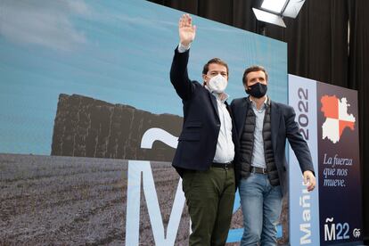 Alfonso Fernández Mañueco, presidente de la Junta de Castilla y León y candidato del PP, y el líder del partido, Pablo Casado, el domingo en Palencia.