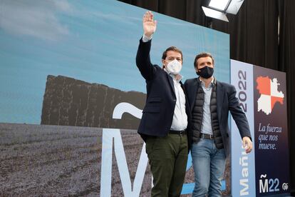 Alfonso Fernández Mañueco, presidente de la Junta de Castilla y León y candidato del PP, y el líder del partido, Pablo Casado, el domingo en Palencia.