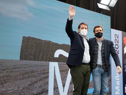 Alfonso Fernández Mañueco, presidente de la Junta de Castilla y León y candidato del PP, y el líder del partido, Pablo Casado, el domingo en Palencia.