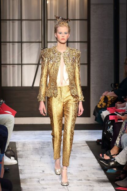 La paleta del primer desfile de Guyon para Schiaparelli se declinó en todo tipo de metalizados, desde el oro, plata, titanio, platino o marcasita en un debut que revalorizó los arabescos y los cuadros del tartán.