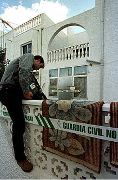 La vivienda, precintada, donde se encontró el cadáver.