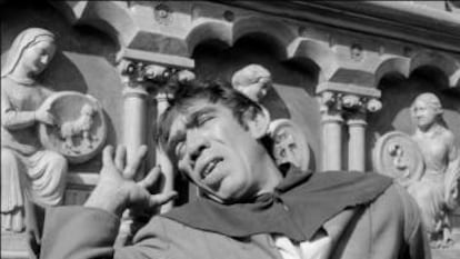 Anthony Quinn, en el papel de Quasimodo, en la adaptación de 'Nuestra señora de París' al cine de 1956.