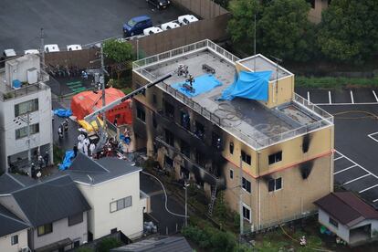 Una toma aérea muestra el edificio del estudio Kyoto Animation, tras un incendio intencionado de sus tres pisos, en Kioto (Japón), el 18 de julio de 2019. El incendio empezó a las 10.30 hora local (las 03.30 en la España peninsular), cuando un hombre cuya identidad no ha sido revelada entró en la sede de Kyoto Animation y, tras arrojar gasolina, prendió fuego al inmueble al grito de “¡morid!”. Al menos 33 personas fallecieron y 40 resultaron heridas.