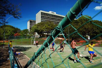 Esporadicamente, os vizinhos da capital se desafiam a partidas de futebol em 'superquadras' poliesportivas como esta.