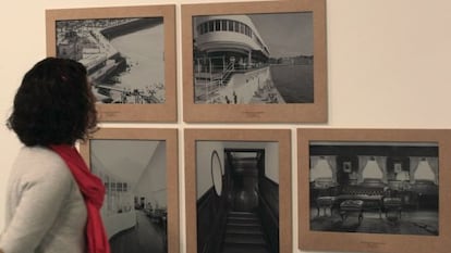 Una mujer observa las imágenes del Club Náutico que se exhiben en el Koldo Mitxelena.