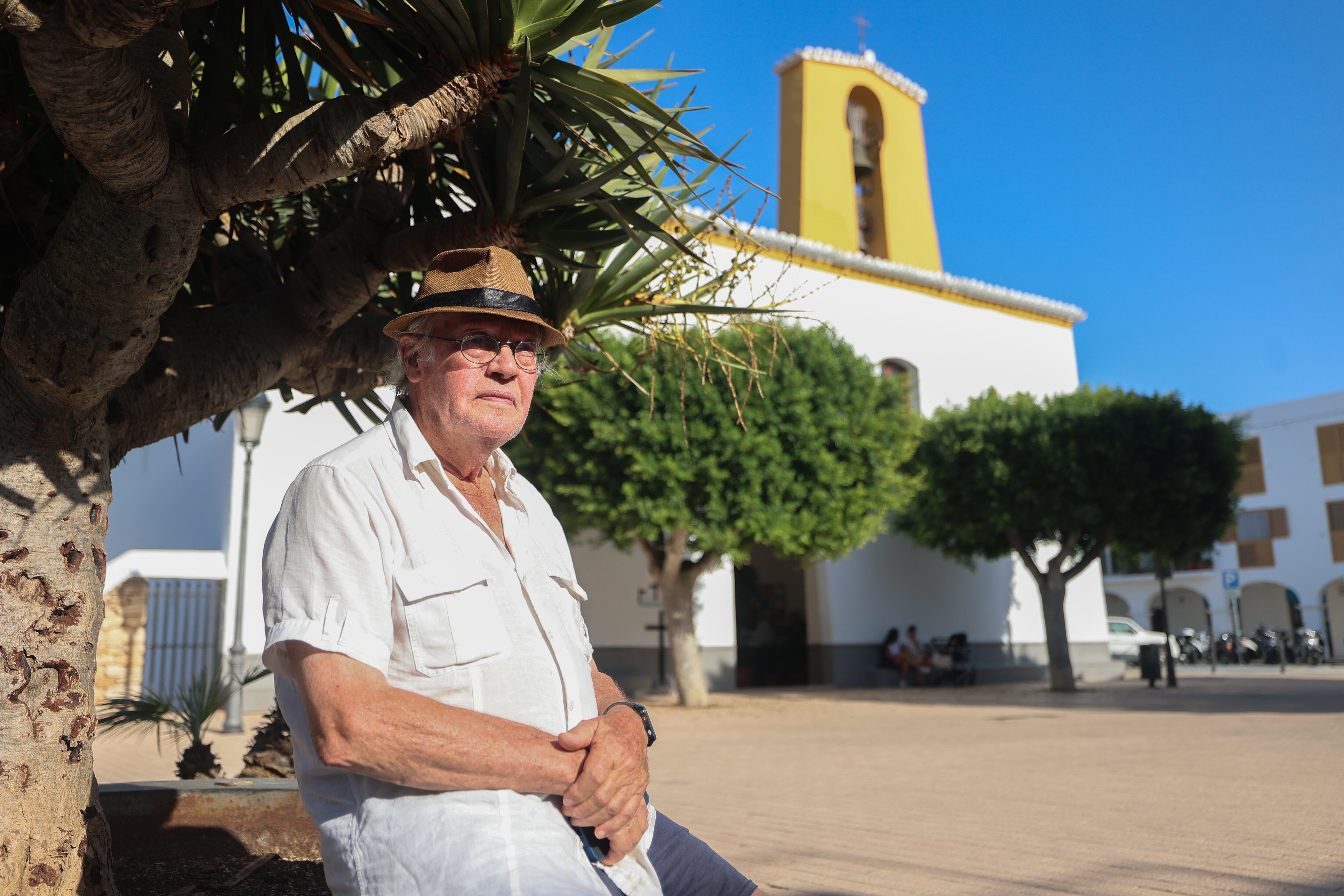 El presidente de la Asociación de Vecinos de Santa Gertrudis, Joan Tur Rosselló, médico jubilado, frente a la iglesia de la localidad.