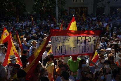 Centenares de personas durante la protesta, este domingo en Madrid. El presidente del PP, Pablo Casado, ha pedido al Gobierno que no "venda" ni "robe" una parte de la soberanía de España antes de participar en la concentración contra los posibles indultos a los líderes del 'procés' que se inicia este mediodía en la Plaza madrileña de Colón, y en la que también participan Vox y Ciudadanos.