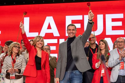 Pedro Sánchez, junto a Pilar Alegría, este domingo durante el congreso del PSOE en Aragón.