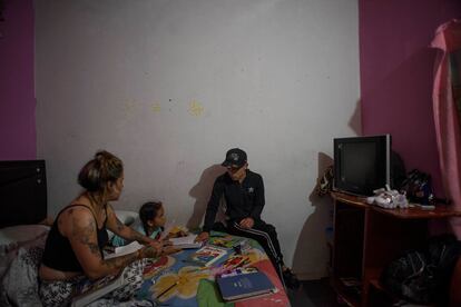 Deivis, su esposa, Yusnai, y su hija, en la habitación de alquiler en la que viven en un barrio del sur de Bogotá.
